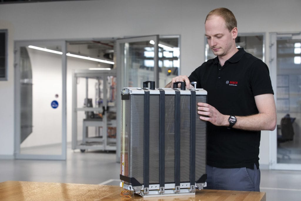 Die Robert Bosch GmbH steigt in die Serienfertigung von Brennstoffzellen ein.