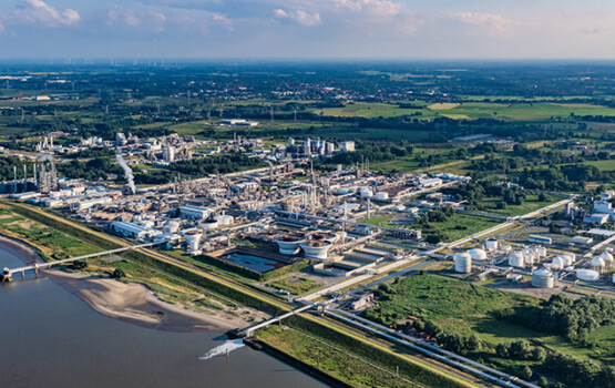 STADE 05.07.2021 Gebäude und Produktionshallen auf dem Werksgelände des Chemieproduzenten Dow Deutschland Anlagengesellschaft mbH,Olin,Dupont, in Stade im Bundesland Niedersachsen, Deutschland. // Buildings and production halls on the factory premises of the chemical producer Dow Deutschland Anlagengesellschaft mbH, Olin, Dupont, in Stade in the state Lower Saxony, Germany. Foto: Martin Elsen