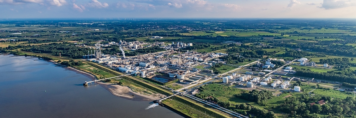 STADE 05.07.2021 Gebäude und Produktionshallen auf dem Werksgelände des Chemieproduzenten Dow Deutschland Anlagengesellschaft mbH,Olin,Dupont, in Stade im Bundesland Niedersachsen, Deutschland. // Buildings and production halls on the factory premises of the chemical producer Dow Deutschland Anlagengesellschaft mbH, Olin, Dupont, in Stade in the state Lower Saxony, Germany. Foto: Martin Elsen